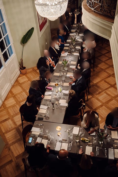 Der Bankettsaal des Restaurants Biblioteka während eines Abendessens — Blick von oben, Kristallleuchter