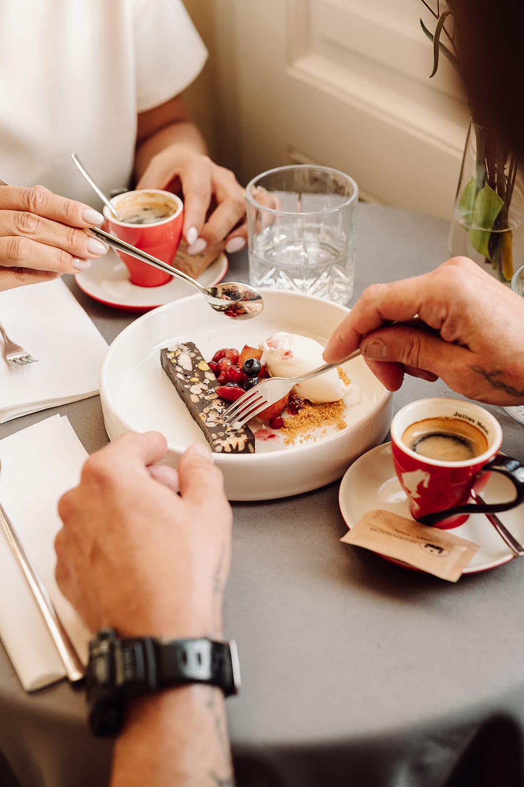 Ein geteiltes Schokoladendessert mit Espresso