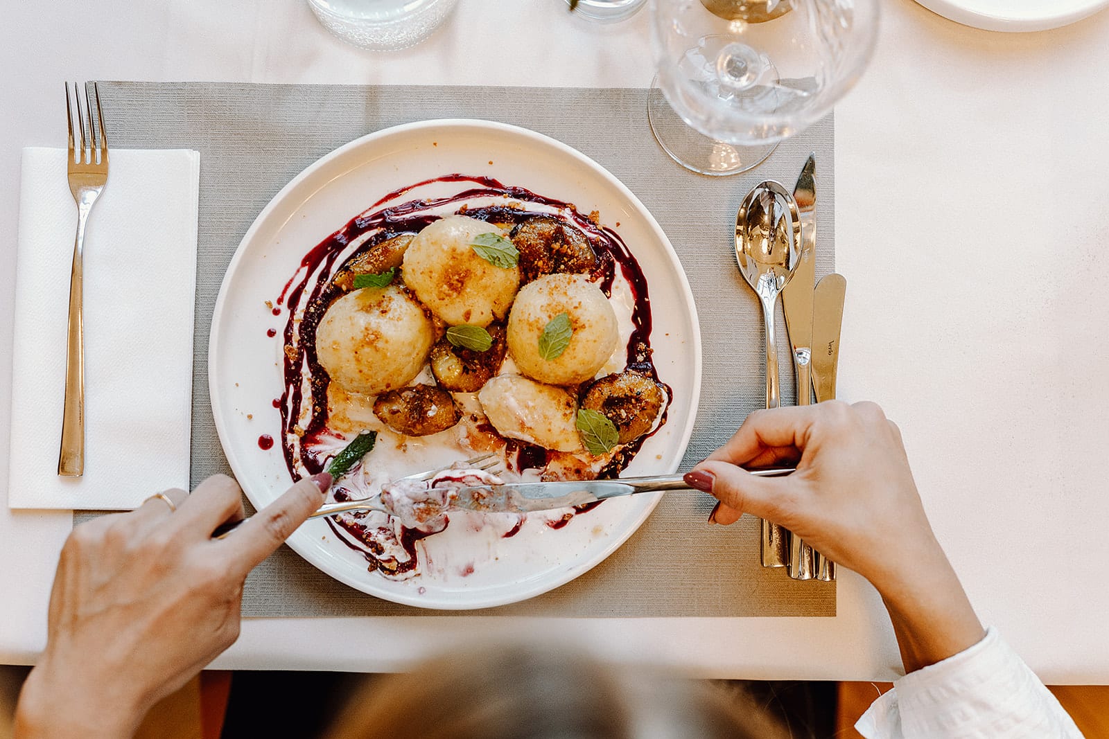 Knödel mit Früchten und Heidelbeersauce