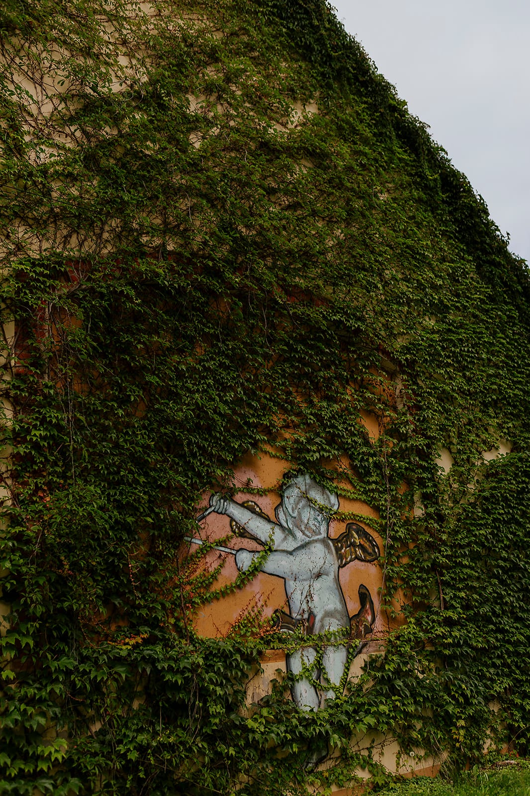 Ein Schloss-Wandbild mit Cherub