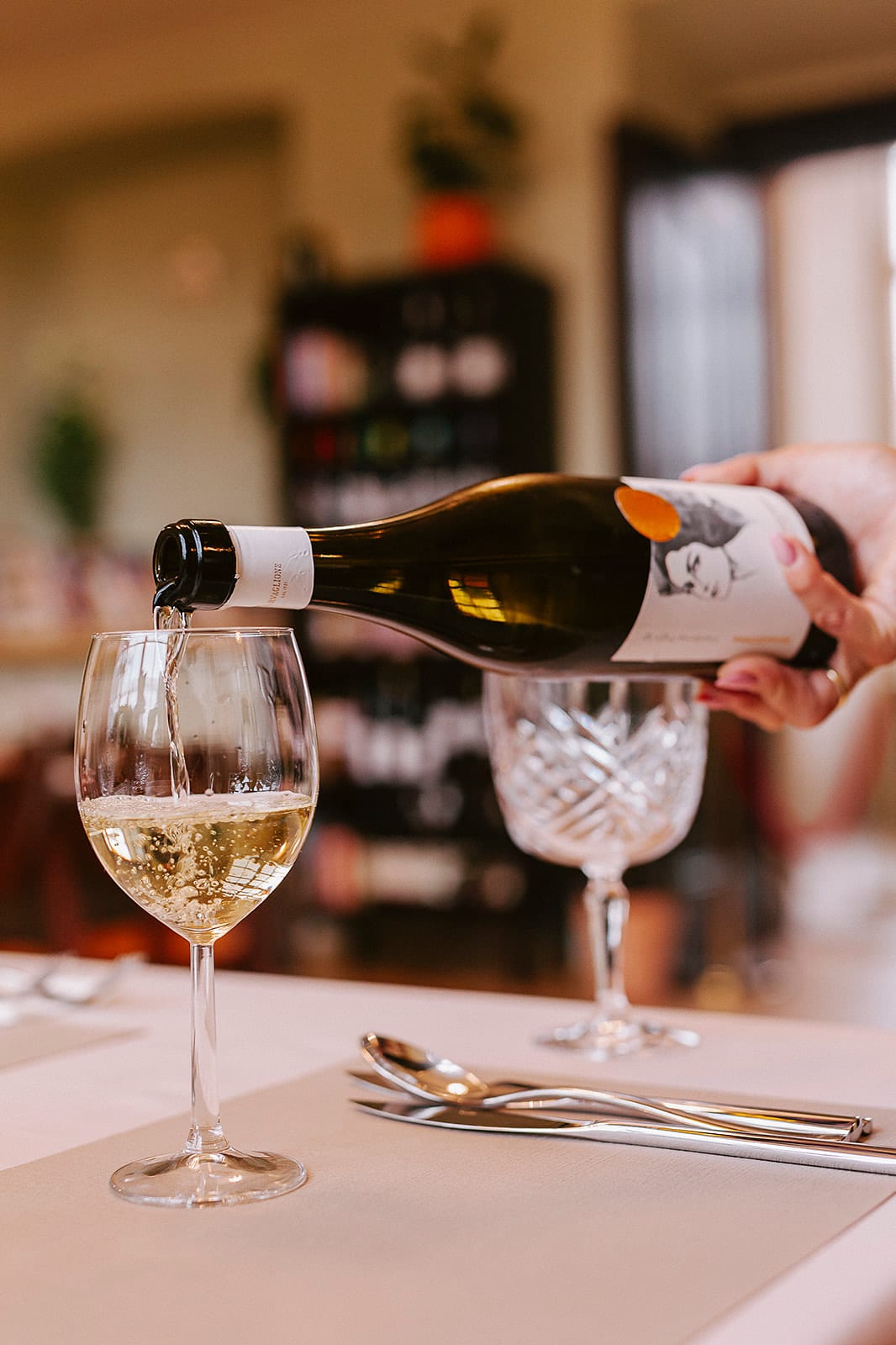 Wein wird in ein Glas eingeschenkt