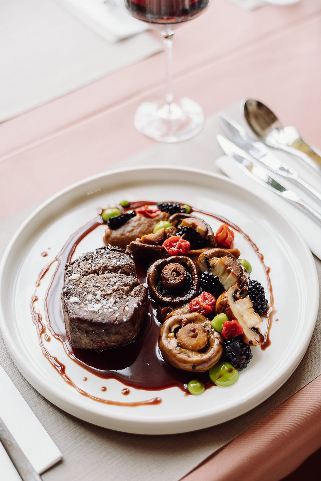 Steak mit Pilzen, Brombeeren und Sauce