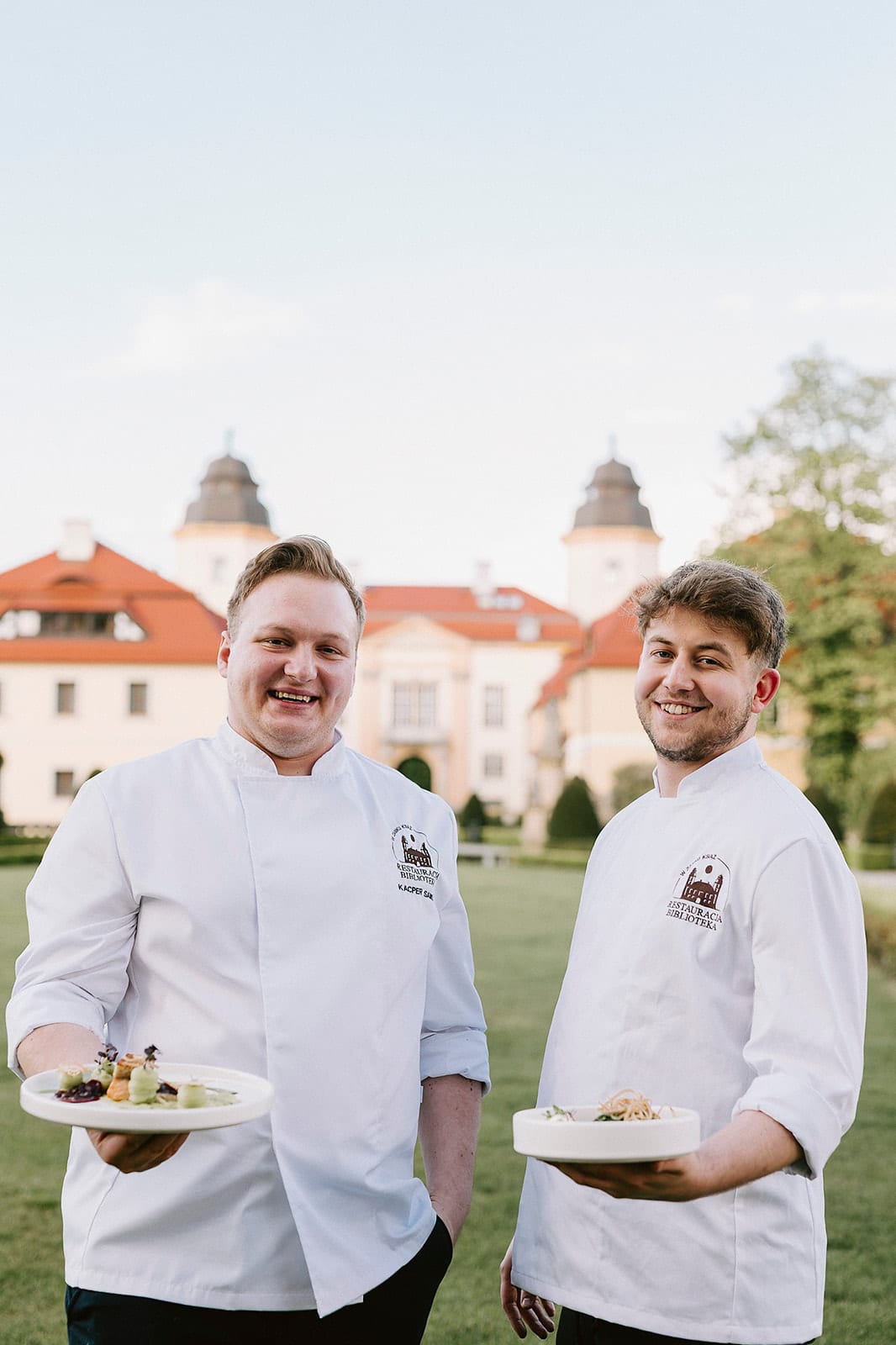 Die Küchenchefs mit ihren Gerichten vor Schloss Książ