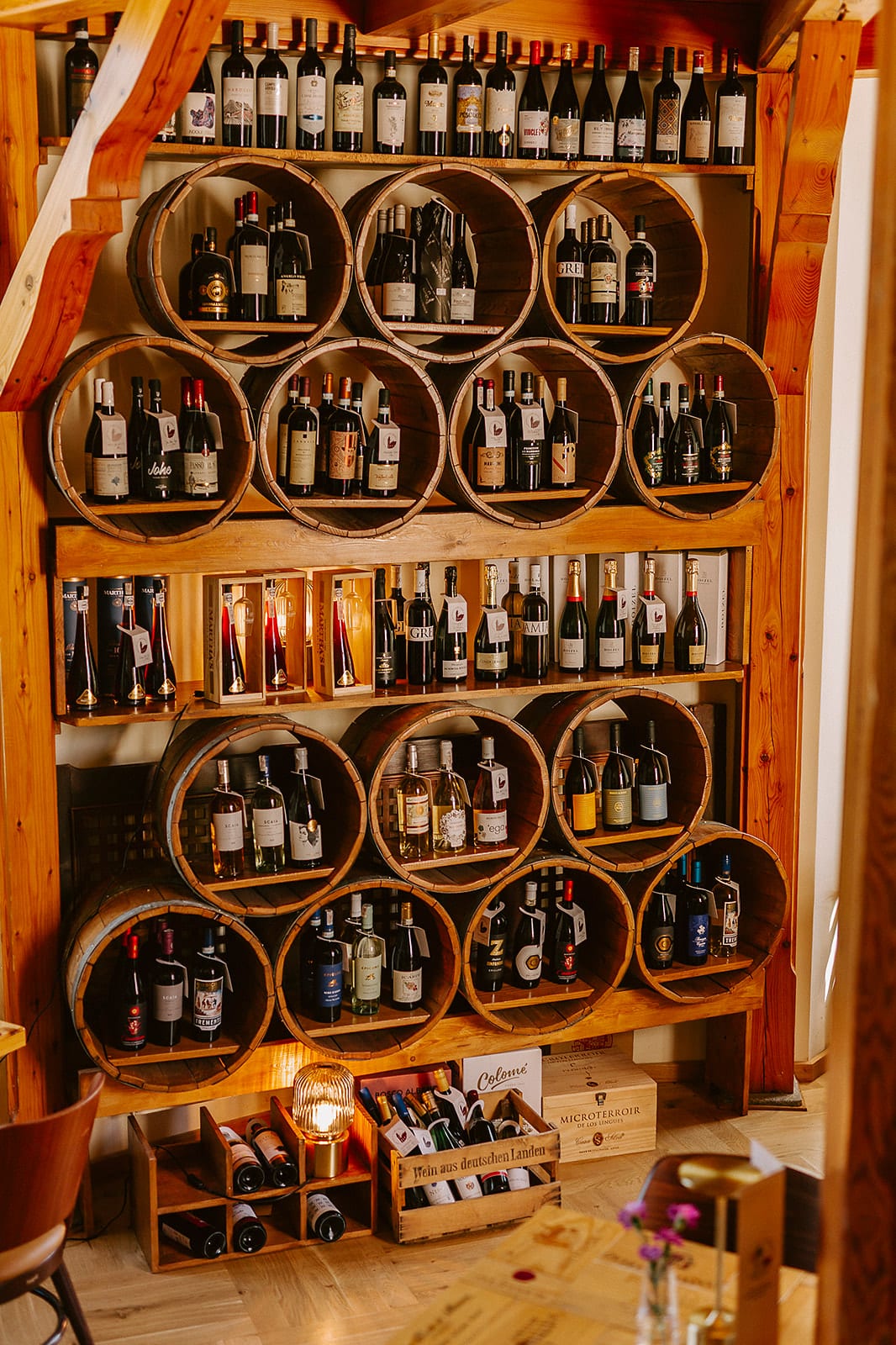 Ein hölzernes Vinothek-Regal voller Flaschen