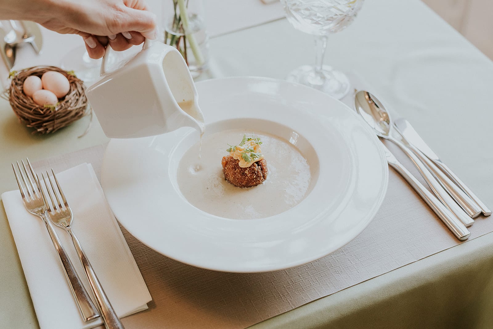 Cremesuppe, serviert mit knuspriger Krokette