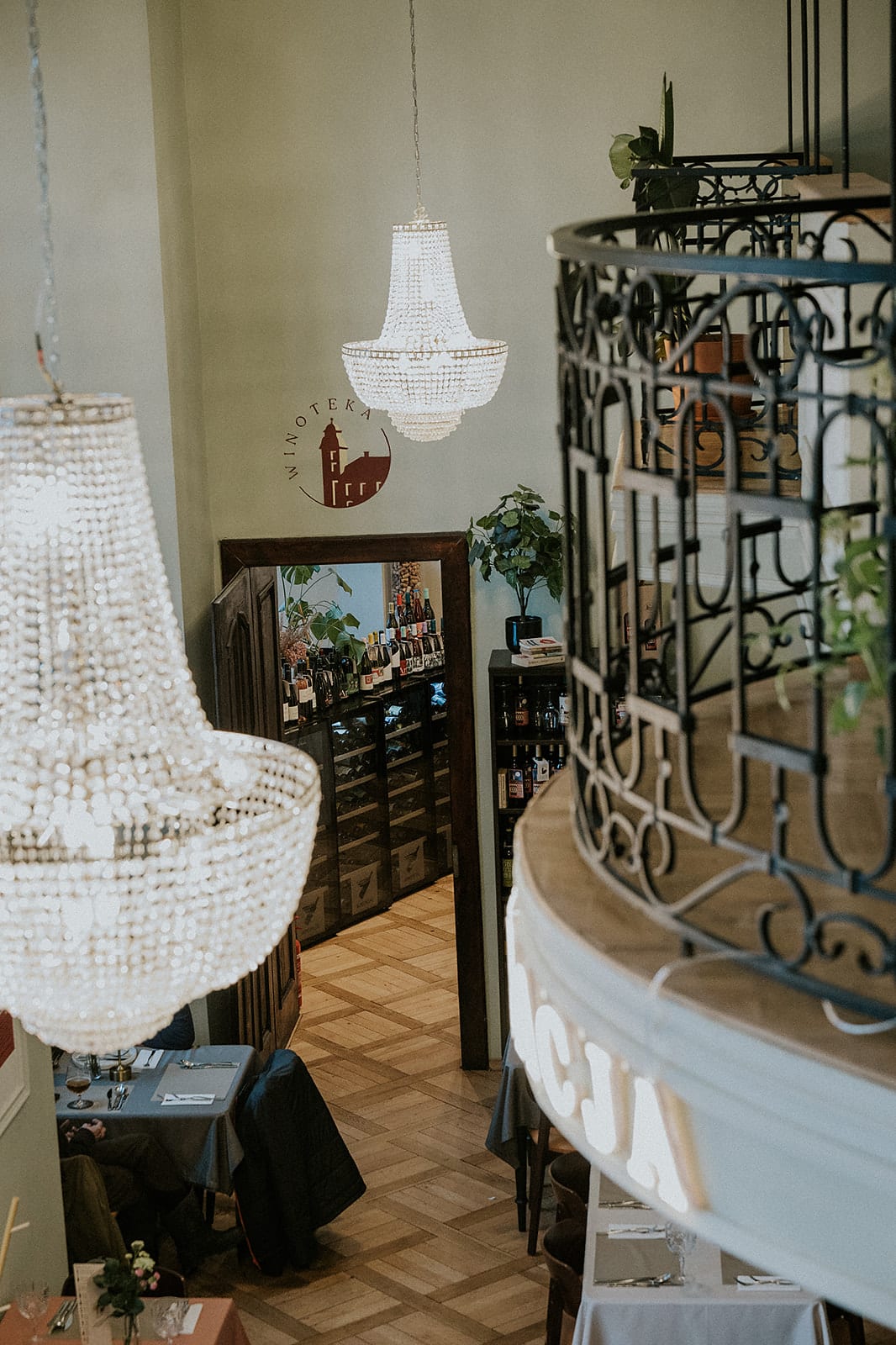Ein Kristallleuchter im Schlossinterieur des Restaurants