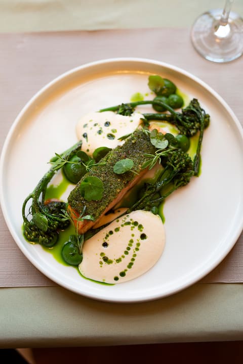 Fisch in Kräuterpanade mit Broccolini