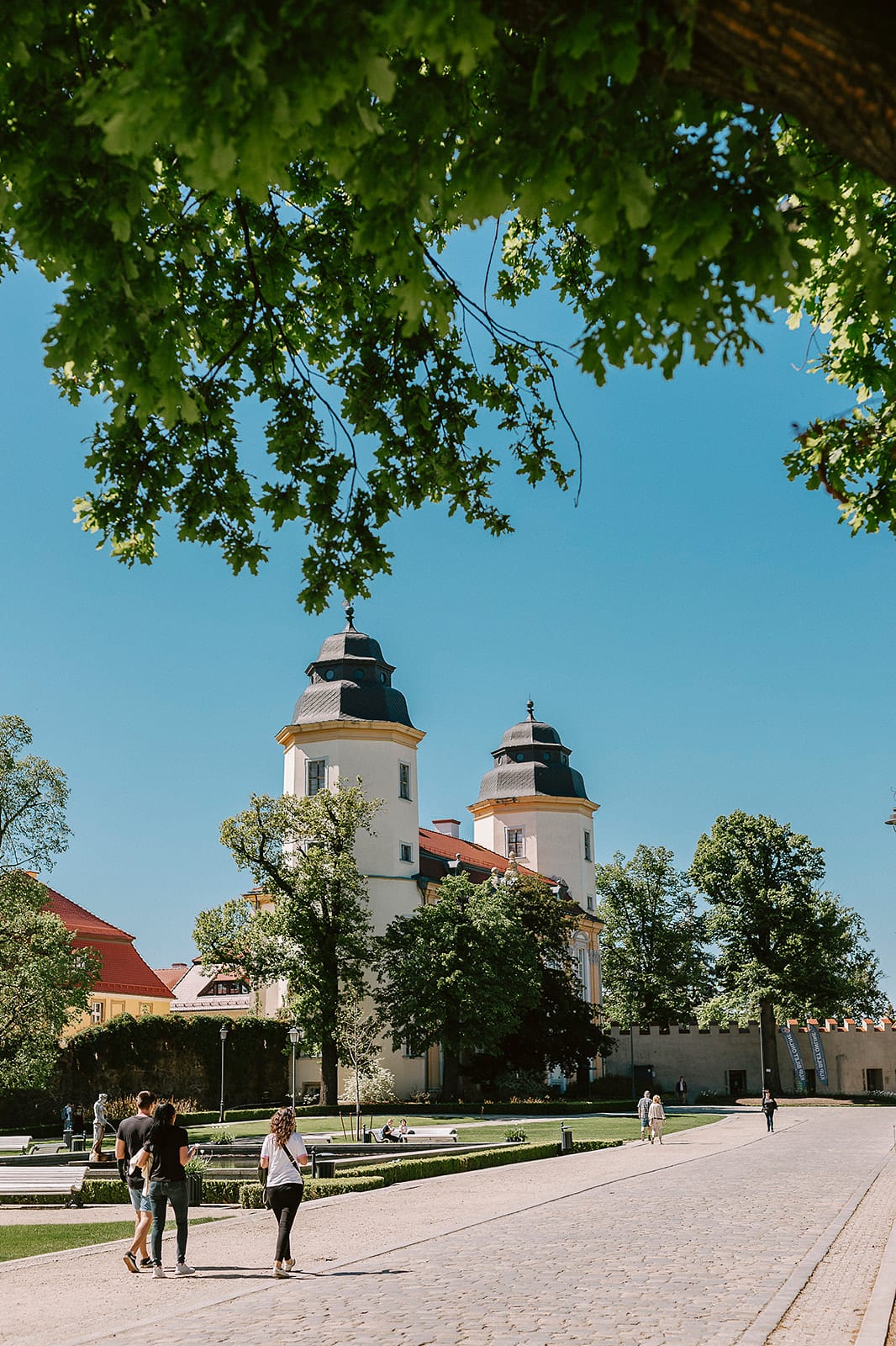 Aleja parkowa prowadząca do Zamku Książ z dwiema wieżami