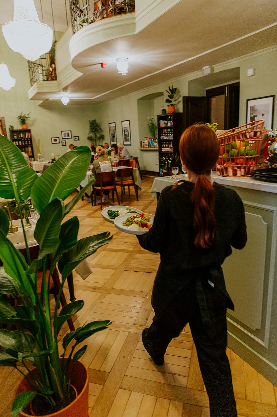 Sala Restauracji Biblioteka z antresolą, regałami i gośćmi przy stołach