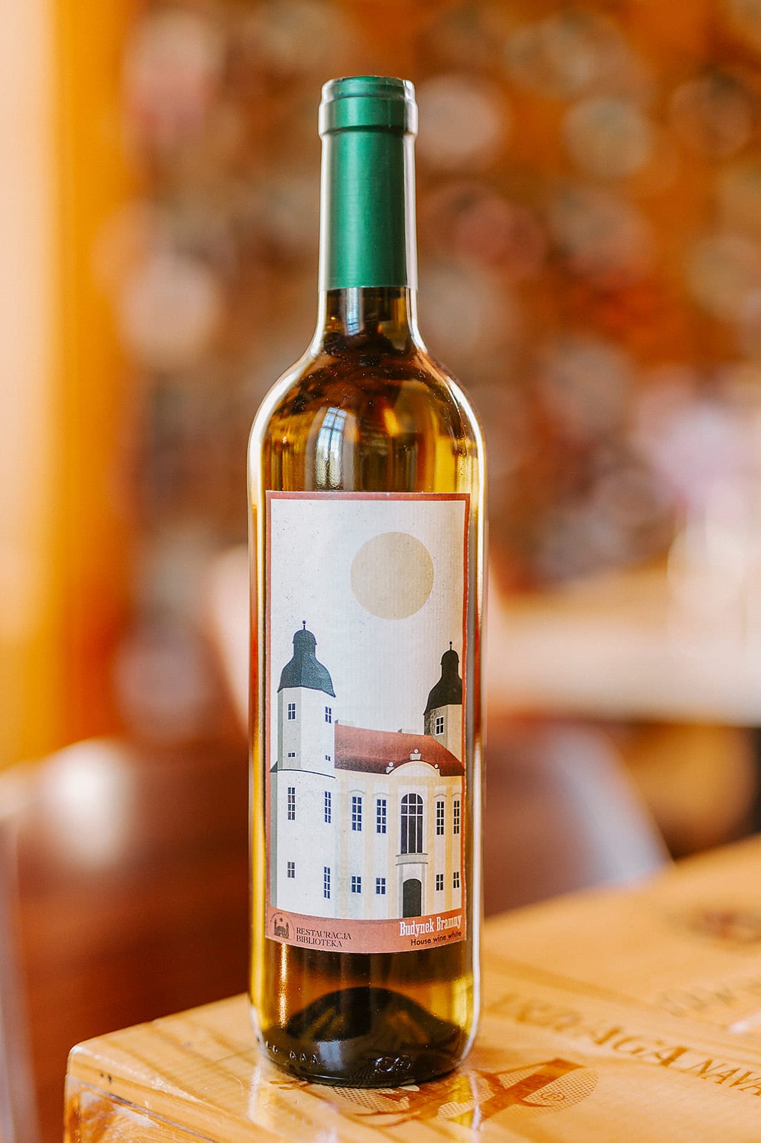 Hauswein in der Vinothek des Restaurants Biblioteka
