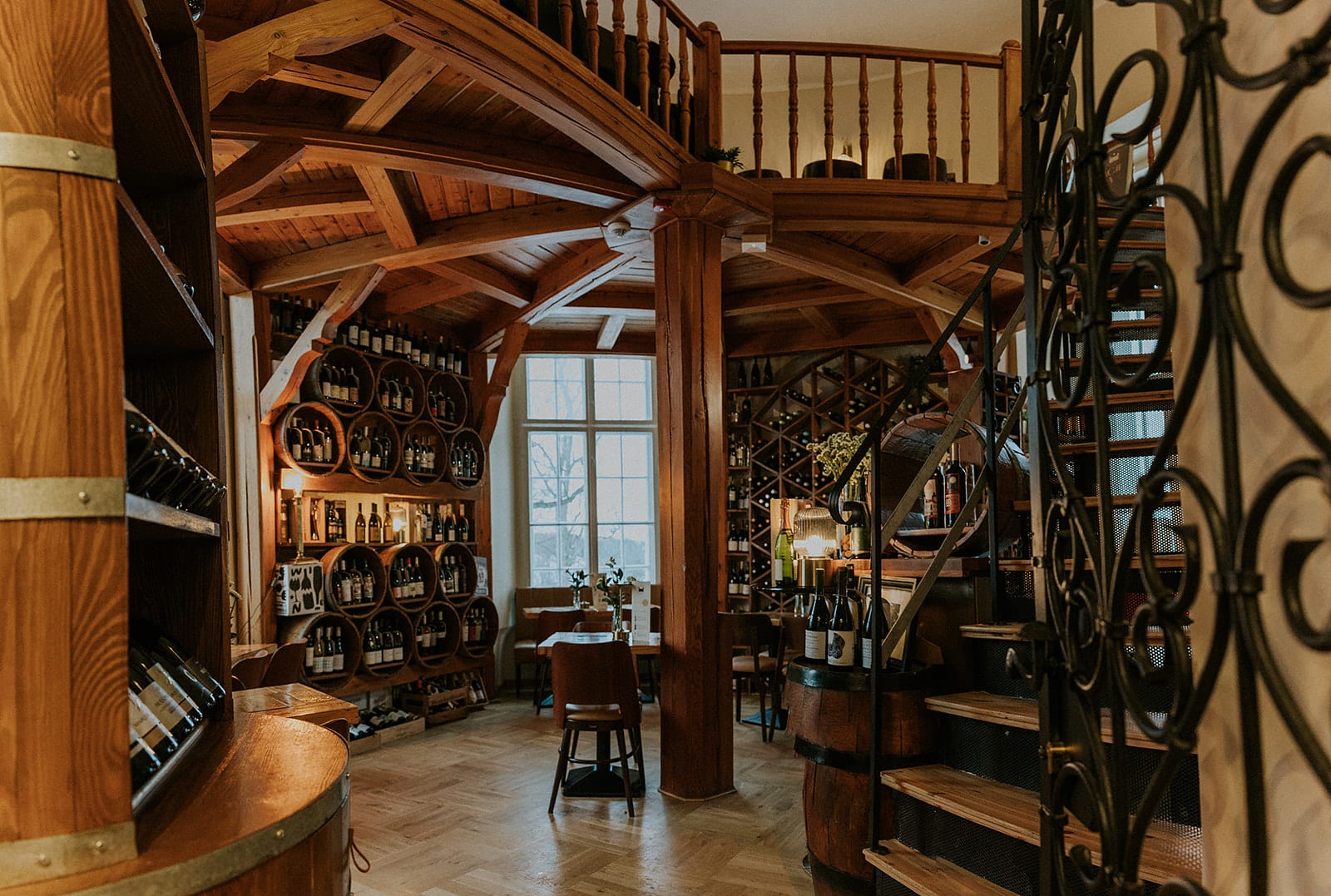Hölzernes Interieur der Vinothek im Turm mit Weinregalen