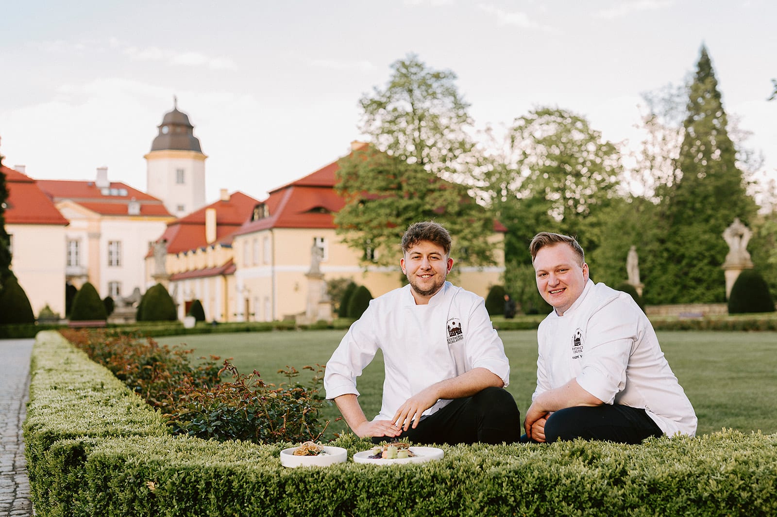 Die Küchenchefs des Restaurants Biblioteka in den Gärten von Schloss Książ